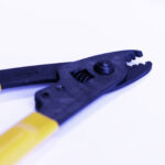 PINZA COLOR AMARILLO  PARA PELAR FIBRA SOLANA Código: 479